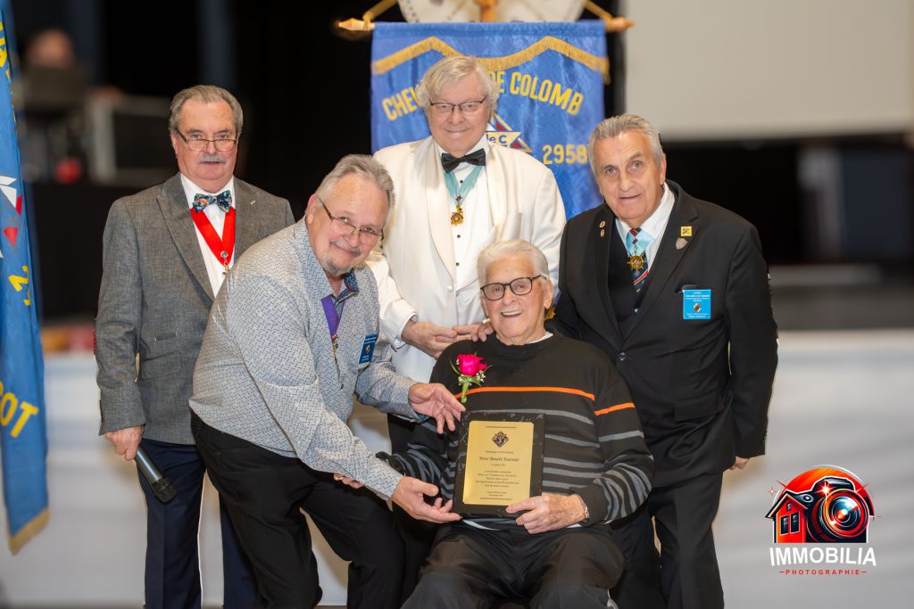 Légende (de gauche à droite) : Premier rang : Patrice Caya, Grand Chevalier du Conseil 2958 Saint-Pied-de-Guire; Frère Benoît Fournier Deuxième rang : Alain St-Pierre, Député du district 40; Me Alain Chassé, Avocat d’État des Chevaliers de Colomb du Québec; Denis Tremblay, Directeur régional de la Région 06 des Chevaliers de Colomb du Québec